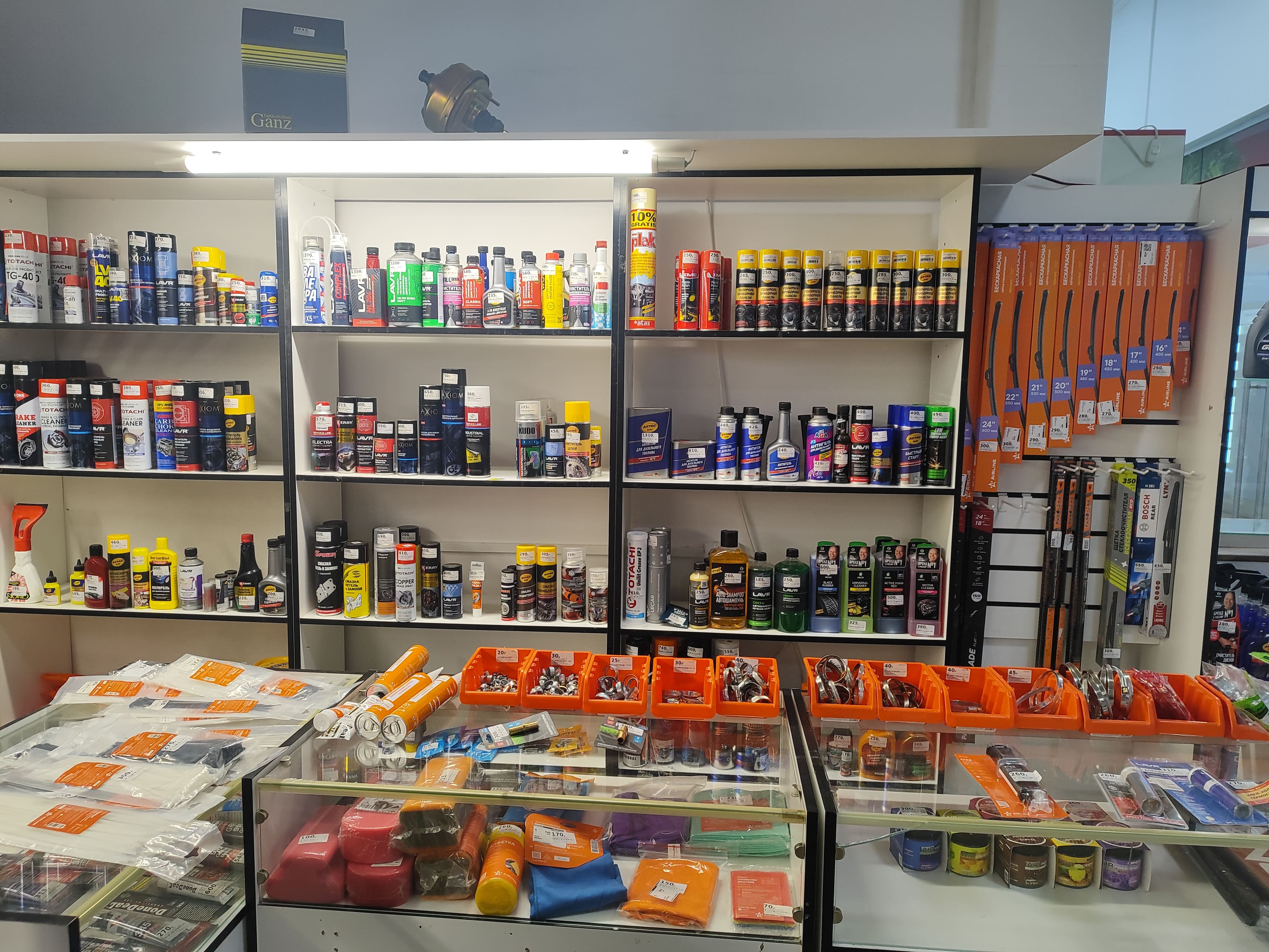 Стеллажи с запчастями